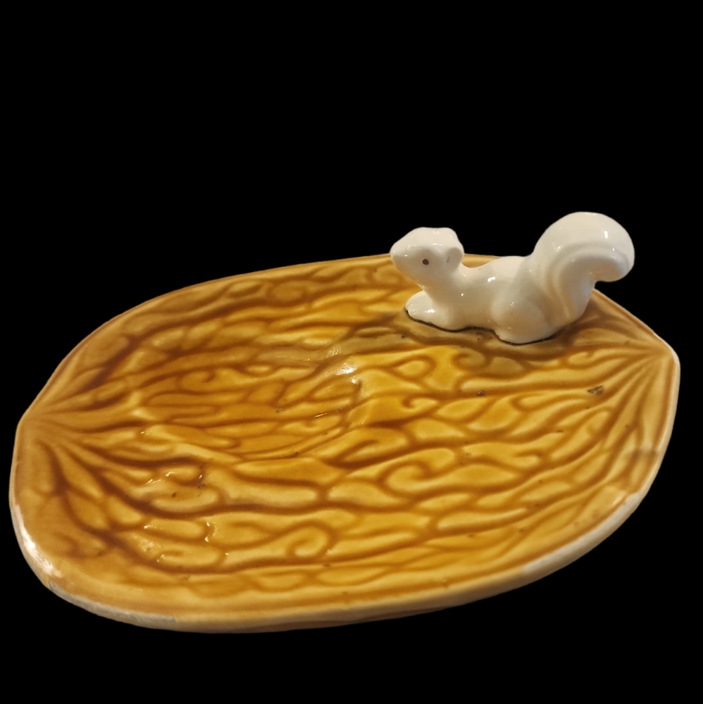 Peanut with squirrel ring tray